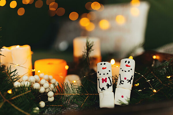 Marshmallow snowmans, bokeh lights, christmas decor, candles