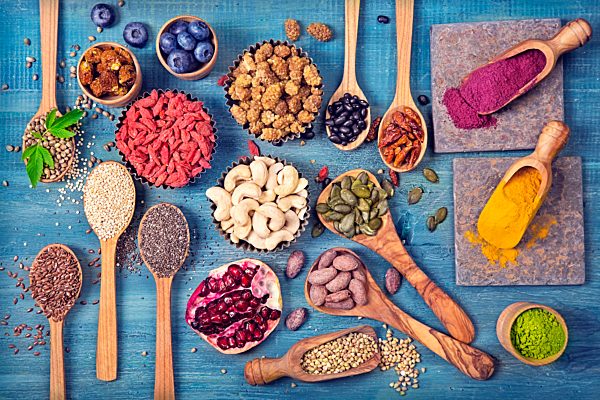 super-lebensmittel in löffel und schüsseln