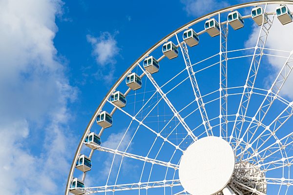 weißes riesenrad mit klarem blauen himmel