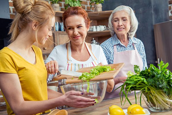 familie zusammen kochen in der küche