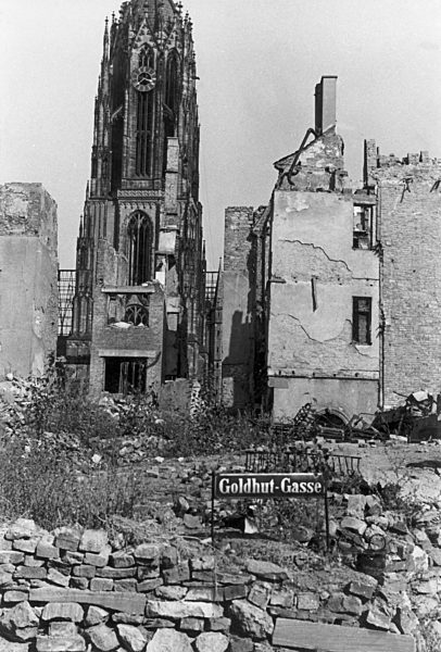 Aus den Trümmern der einstmals weltberühmten Altstadt von Frankfurt am Main...
