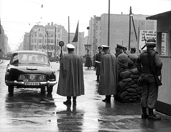 Westberliner Polizei führt erste Kontrollen an der Friedrichstraße durch