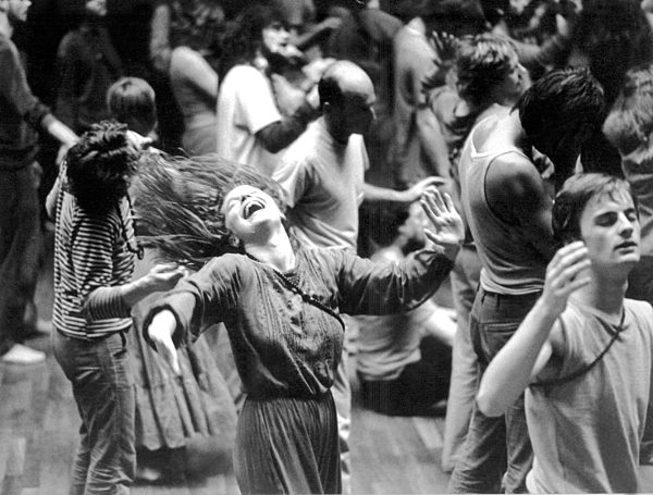 Entrückte Bhagwan-Anhänger beim Tanz