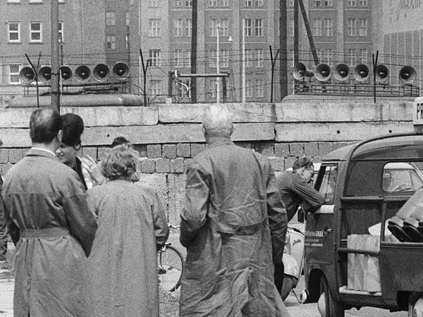 Ost-Berlin verstärkt Lautsprechertätigkeit an der Sektorengrenze