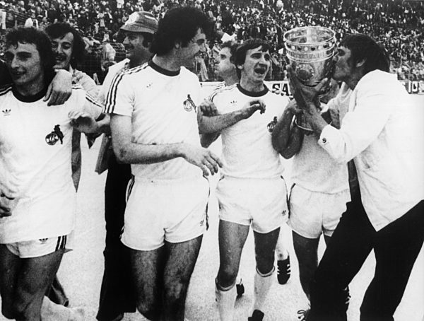 Fußball: Kölner Spieler mit dem DFB-Pokal 1977