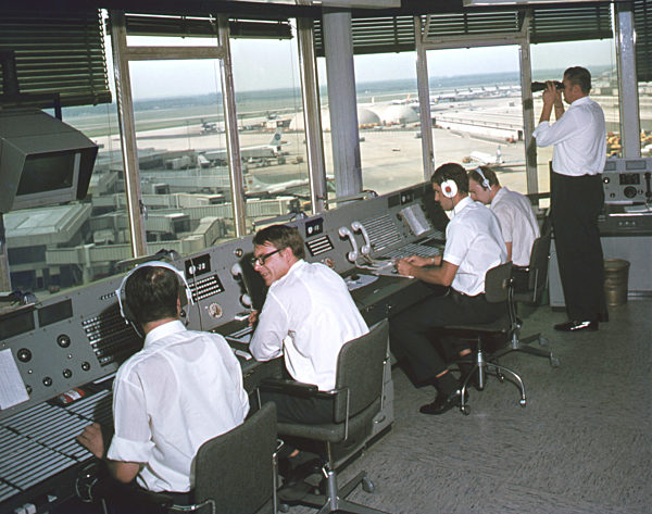 Blick vom Raum der Vorfeldkontrolle auf das Vorfeld und die...