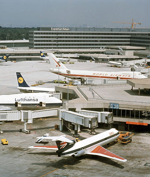 Blick über den B-Finger West zum Terminal Mitte des Rhein-Main-Flughafens...