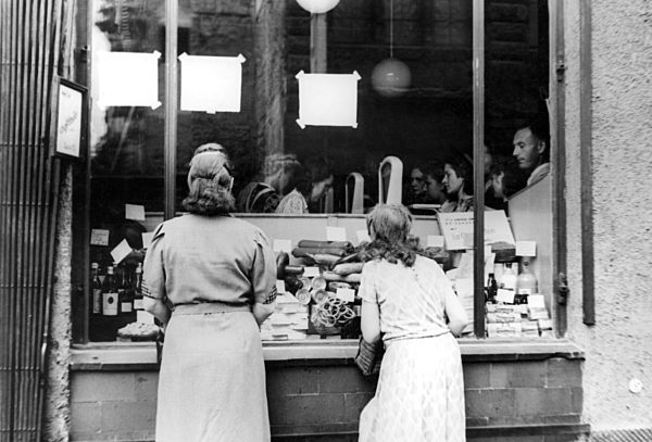 Warenangebot während der Messe in Leipzig 1949