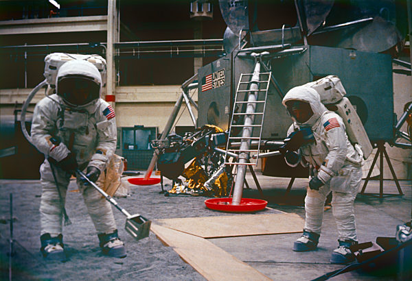 Die US-Astronauten Neil Armstrong und Edwin Aldrin trainieren das Einsammeln...