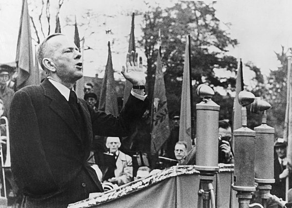 Der SPD-Vorsitzende Kurt Schumacher am Rednerpult während einer...