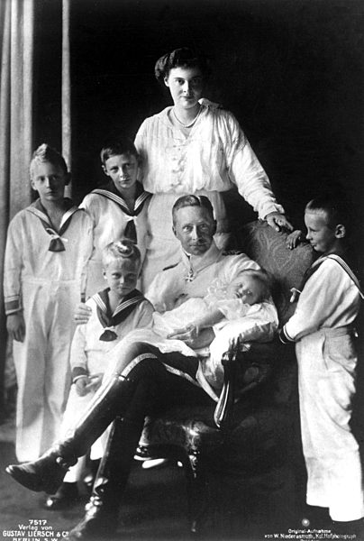 Kronprinz Wilhelm von Preußen mit Familie