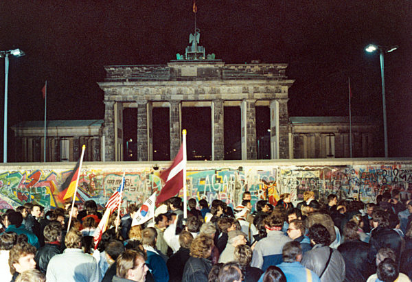 Menschen schwenken Fahnen am Brandenburger Tor