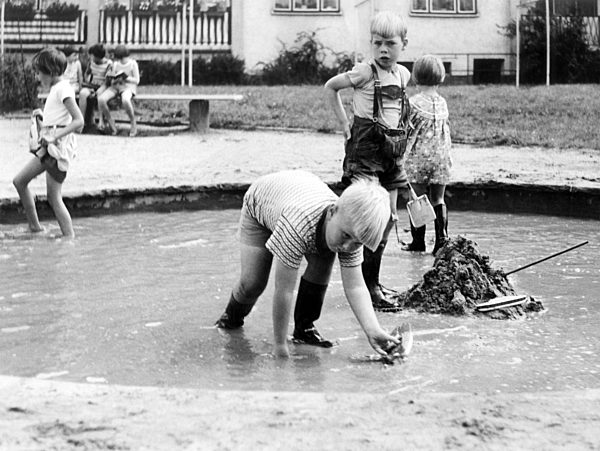 Spielen mit Sand und Wasser