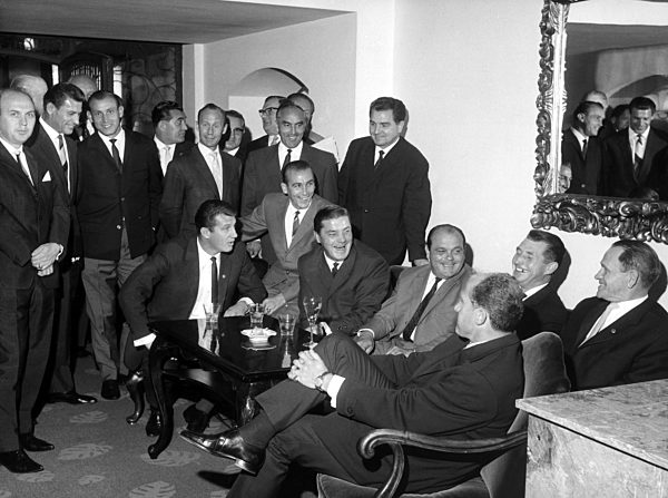 Fußball: Sepp Herberger mit Nationalspielern 1964