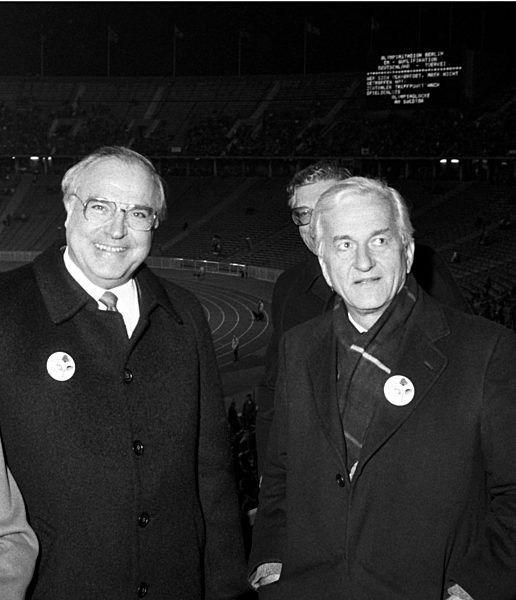 Bundeskanzler Kohl und Bundespräsident Weizsäcker bei Fußballspiel