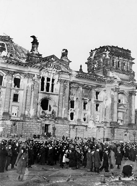 Nachkriegszeit: Schwarzmarkt vor dem Reichstagsgebäude