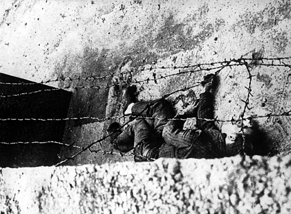 Flüchtling Peter Fechter an Berliner Mauer erschossen