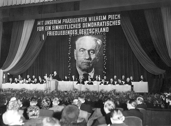 Wilhelm Pieck zum 74. Geburtstag geehrt