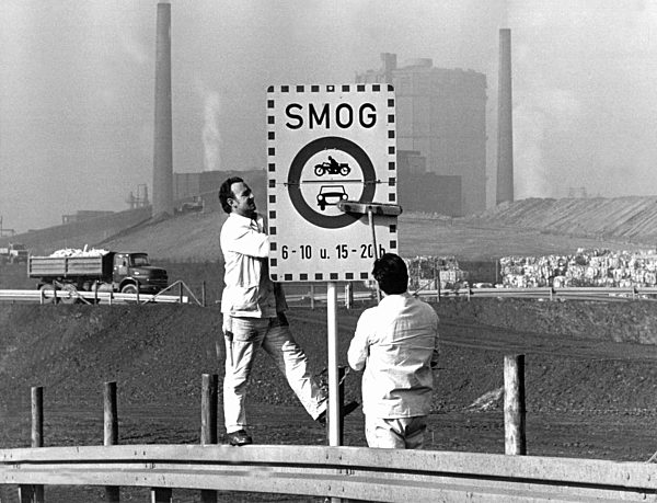 Smog-Schild vor Industriekulisse