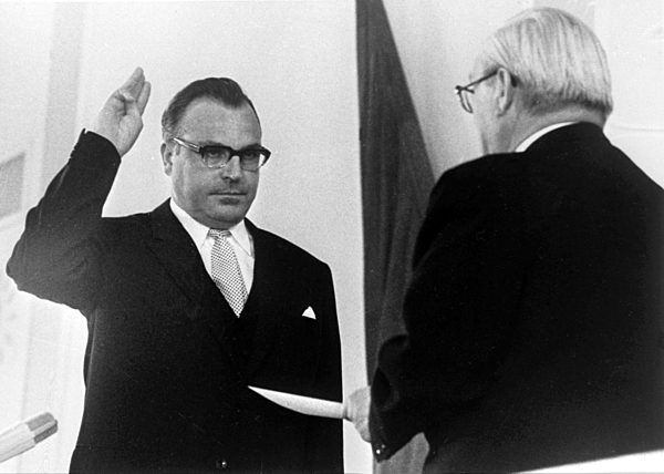 Helmut Kohl sworn in as minister president
