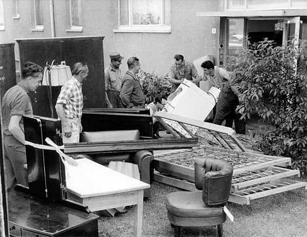 Angehörige der US-Armee verlassen baufällige Wohnungen