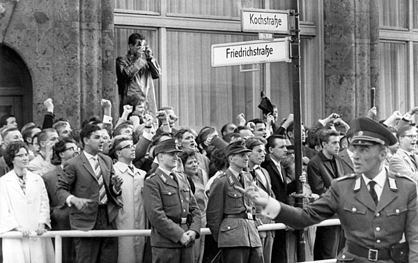 Mehrtägige Demonstrationen in Berlin 1962 nach dem Tod von Maueropfer Peter Fechter