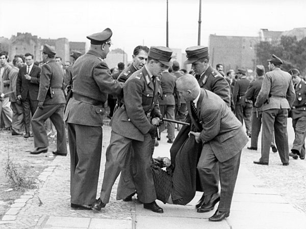 Mehrtägige Demonstrationen in Berlin 1962 nach dem Tod von Maueropfer Peter Fechter