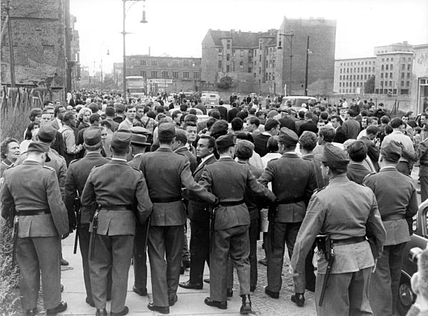Mehrtägige Demonstrationen in Berlin 1962 nach dem Tod von Maueropfer Peter Fechter