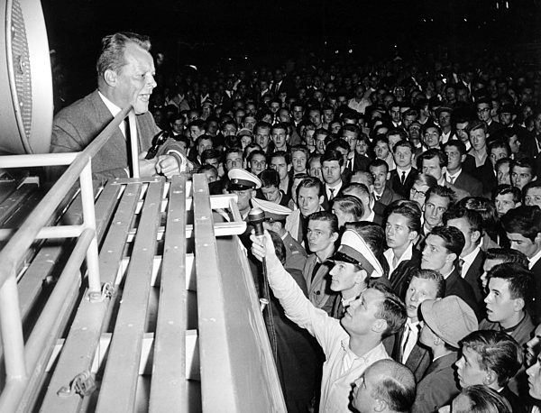 Mehrtägige Demonstrationen in Berlin 1962 nach dem Tod von Maueropfer Peter Fechter