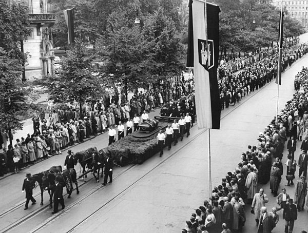 Kurt Schumacher buried in Hannover