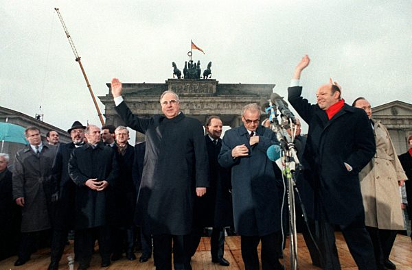 Mauer am Brandenburger Tor geöffnet