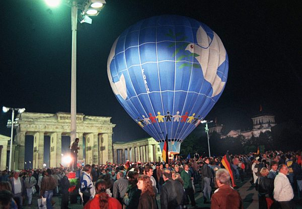 Friedensballon am Brandenburger Tor