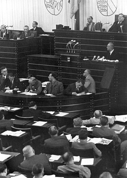 Kurt Schumacher im Bundestag:"Das Tischtuch ist zerschnitten!"