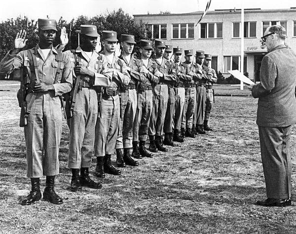 General Clay vereidigt freiwillige US-Soldaten in Berlin