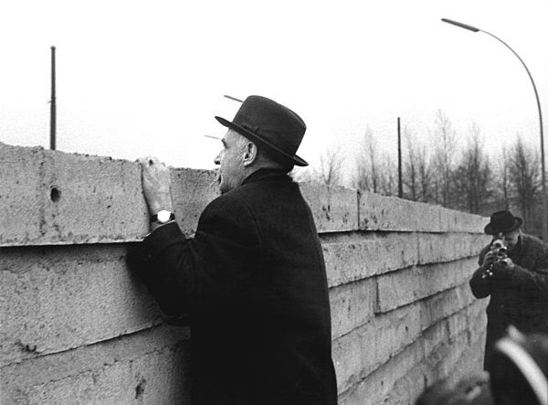 General Lucius D. Clay an der Berliner Mauer