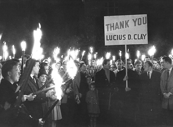 Fackelzug für Lucius D. Clay in Berlin