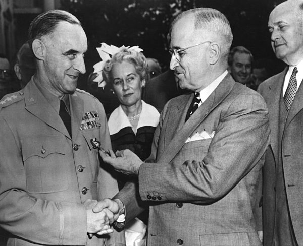 General Lucius D. Clay von Präsident Truman ausgezeichnet