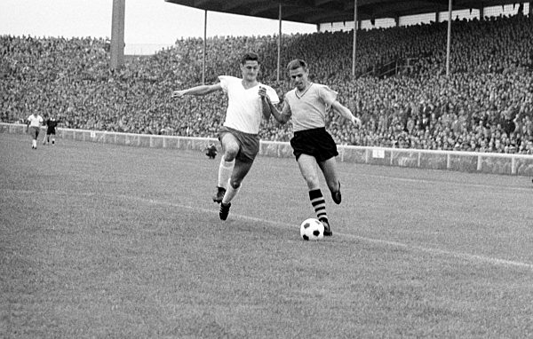 Fußball: Bundesliga-Start 1963: Timo Konietzka am Ball