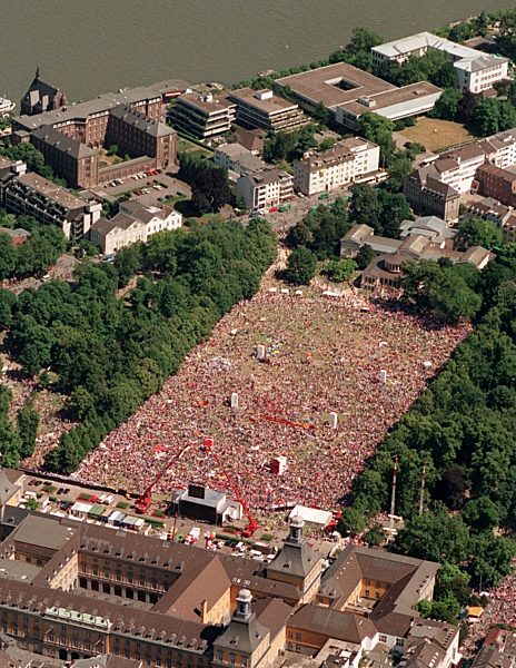 Bonn: 350000 Menschen demonstrieren gegen Sparpläne