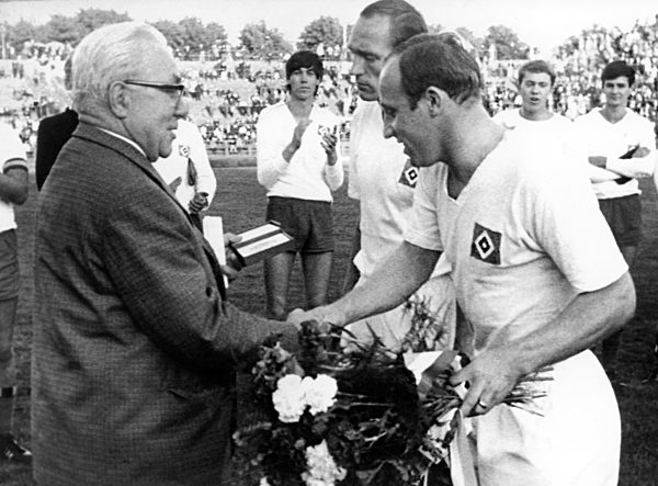 Silver Sport Medal of Hamburg for Uwe Seeler and Willi Schulz