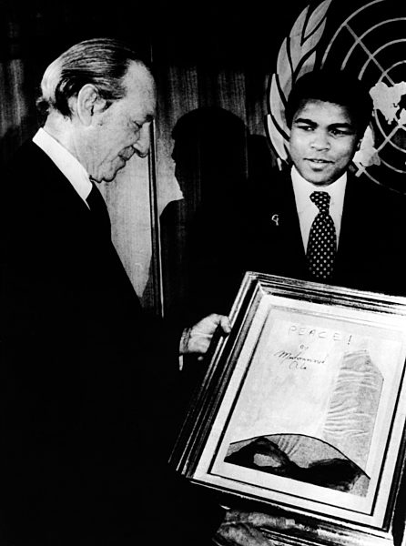 Muhammad Ali draws painting for peace