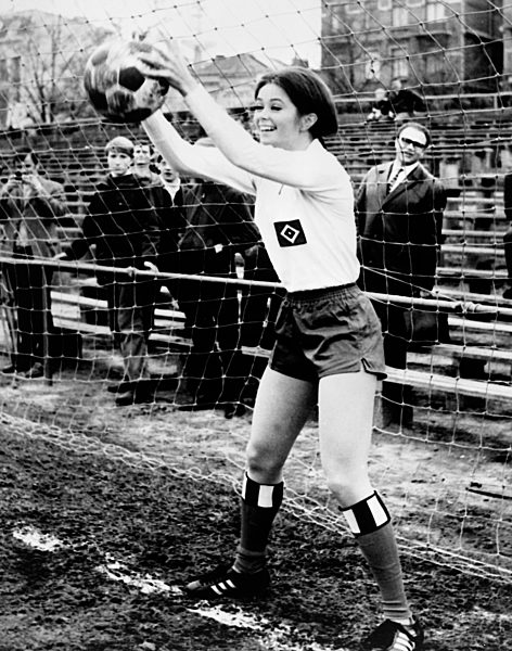 Singer Wencke Myrhe in Hamburger SV jersey