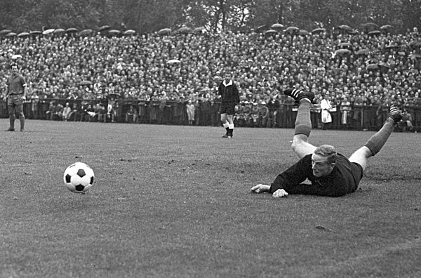 German soccer League - Season 1963-1964 - FC Schalke 04 - VfB Stuttgart 2-0