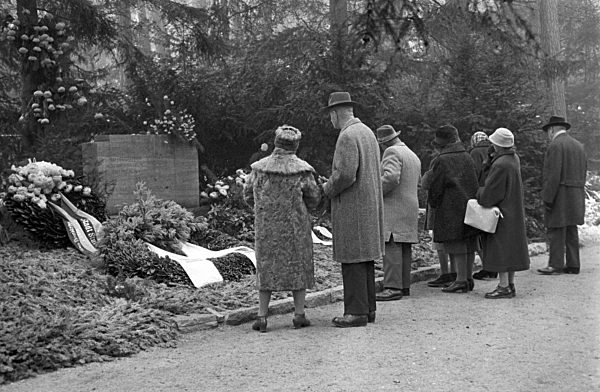Visitors at the tomb of former president Heuss