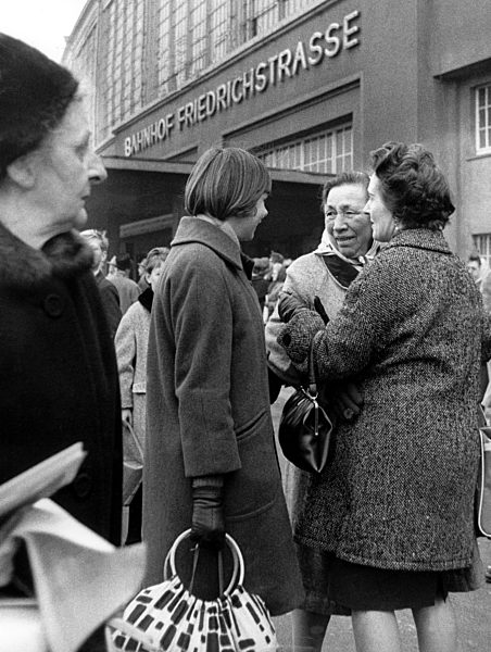 Westberliner besuchen Verwandte im Ostsektor