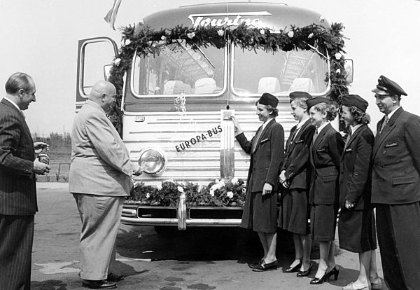Walter Kolb tauft neusten Bus der Touring-Gesellschaft