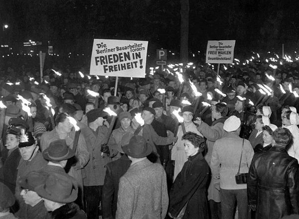 Nächtlicher Schweigemarsch in Westberlin 1954