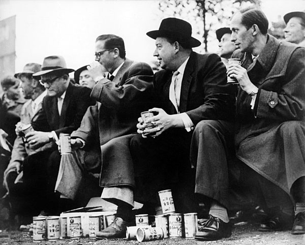 Dosenbier beim Fußball