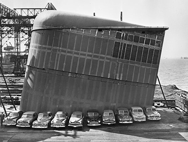 Autos vor Schiffsschornstein