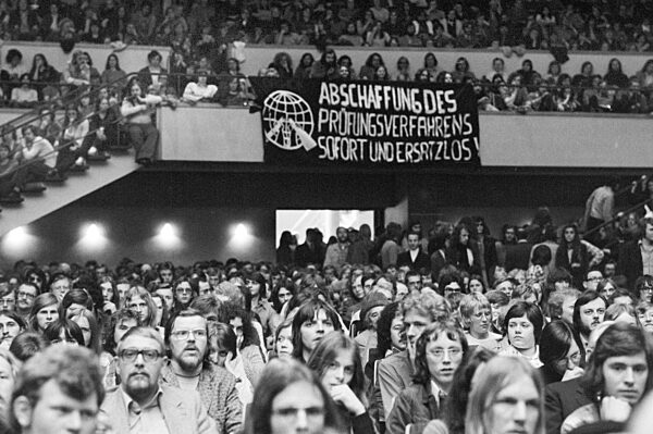 Rund 2000 Kriegsdienstgegner fordern auf einer Kundgebung Abschaffung des Anerkennungsverfahrens für Kriegsdienstverweigerer